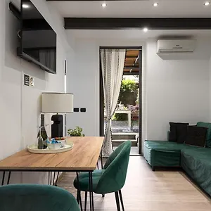 Nadia's Lovely - With Private Garden And Jacuzzi Appartamento